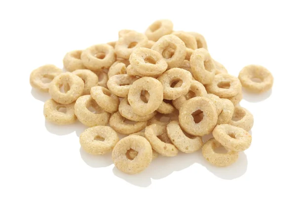 Doces, saborosos anéis de cereais saudáveis no fundo branco — Fotografia de Stock