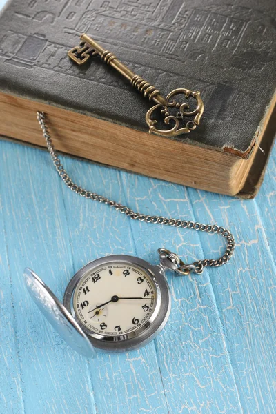 Orologio da tasca vintage, vecchio libro e chiave in ottone — Foto Stock