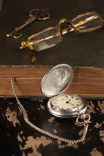 Orologio da tasca vintage vecchio libro e chiave in ottone — Foto Stock