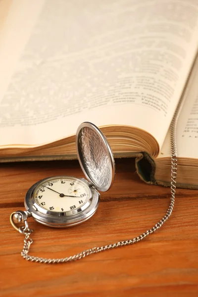 Ρολόι τσέπης vintage και ανοιχτό παλιό βιβλίο — Φωτογραφία Αρχείου