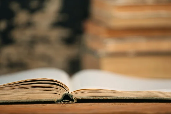 Open einde van het oude boek op een houten planken — Stockfoto