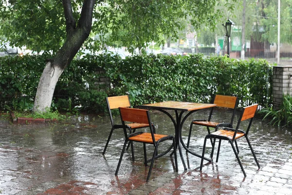 masa ve sandalye boş Café