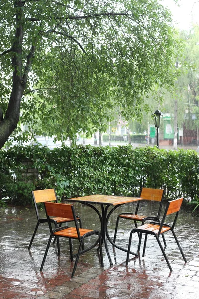 Tafel en stoelen in lege café — Stockfoto