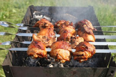 üzerinde şiş ızgara tavuk 