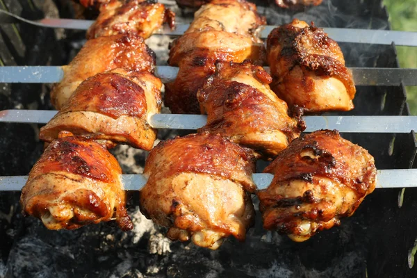 Hühnchen am Spieß gegrillt — Stockfoto