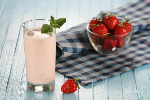 Erdbeere mit Joghurt im Glas auf hölzernem Hintergrund — Stockfoto