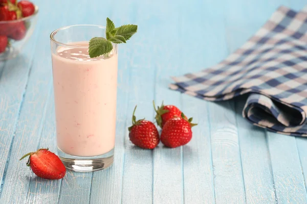 Erdbeere mit Joghurt im Glas auf hölzernem Hintergrund — Stockfoto