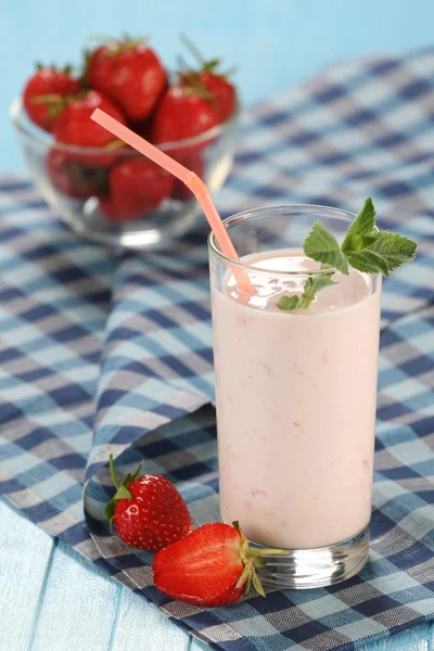 Fragola con yogurt in un bicchiere su fondo di legno — Foto Stock