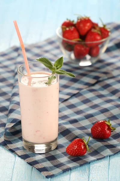 Erdbeere mit Joghurt im Glas auf hölzernem Hintergrund — Stockfoto