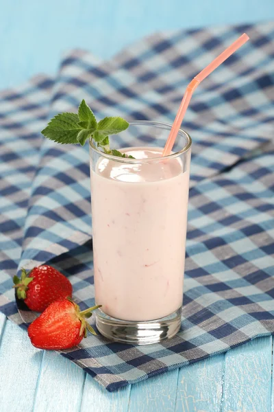 Fragola con yogurt in un bicchiere — Foto Stock
