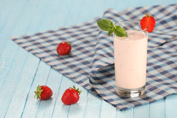 Fragola con yogurt in un bicchiere — Foto Stock