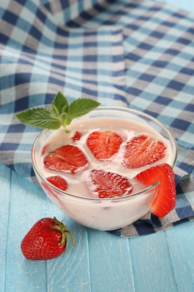 Erdbeere mit Joghurt in einer Glasschale auf einem Holzbrett — Stockfoto