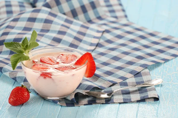 Strawberry with yogurt in a glass bowl on a wooden board — Stock Photo, Image