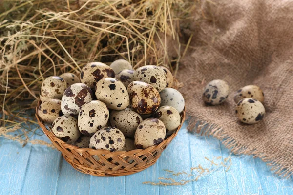 Quail eggs in a wicker basket — Stock Photo, Image