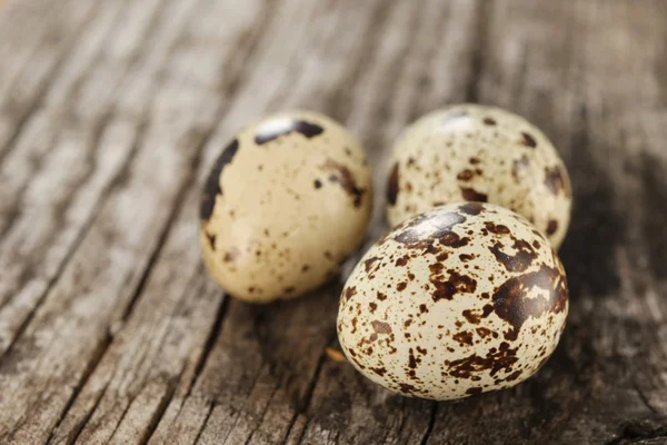 Ορτύκια αυγά το ιστορικό του παλιά ξύλινες σανίδες — Φωτογραφία Αρχείου