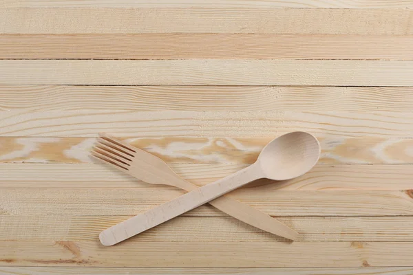 木制的勺子和叉子在木板上 — 图库照片