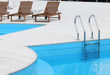 Sahil havuz kenarında şezlong 