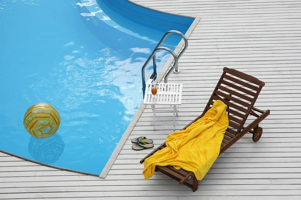 Cadeira de praia perto da piscina — Fotografia de Stock