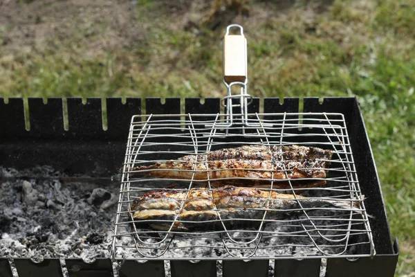 Gegrilde mackerel op de grill op kampvuur — Stockfoto