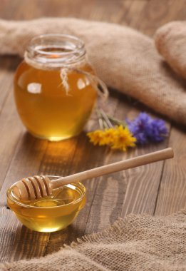 ahşap Komiteler arka plan üzerinde bir cam kasede tatlım 