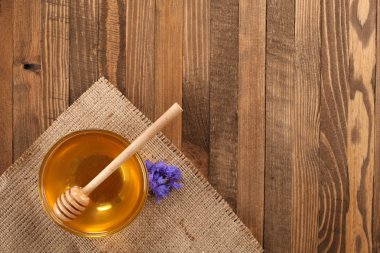 ahşap Komiteler arka plan üzerinde bir cam kasede tatlım 