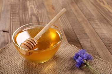 ahşap Komiteler arka plan üzerinde bir cam kasede tatlım 