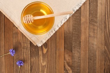 ahşap Komiteler arka plan üzerinde bir cam kasede tatlım 