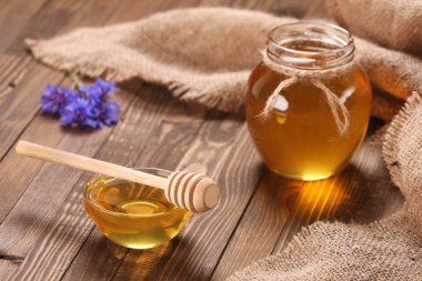 ahşap Komiteler arka plan üzerinde bir cam kasede tatlım 