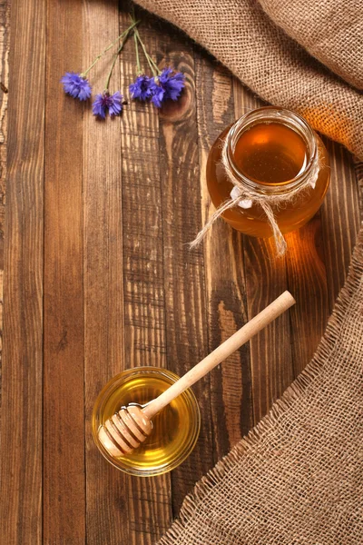 Méz egy üvegtál deszkából készült háttér — Stock Fotó