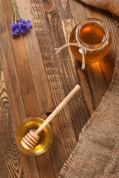 在木板上的玻璃碗中的蜂蜜背景 p — 图库照片