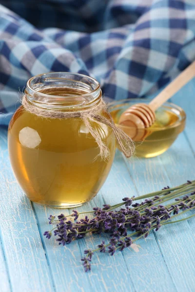 Honig in einer Glasschale, nicht bemalte Holzplanken Hintergrund — Stockfoto