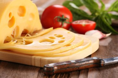 bir kesme tahtası, fesleğen, domates peynir