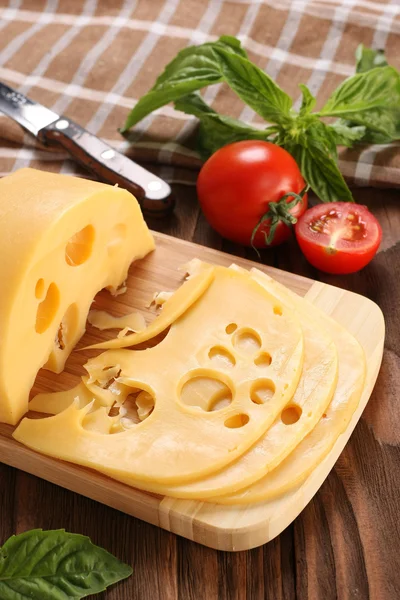 切菜板、 罗勒、 番茄奶酪 — 图库照片