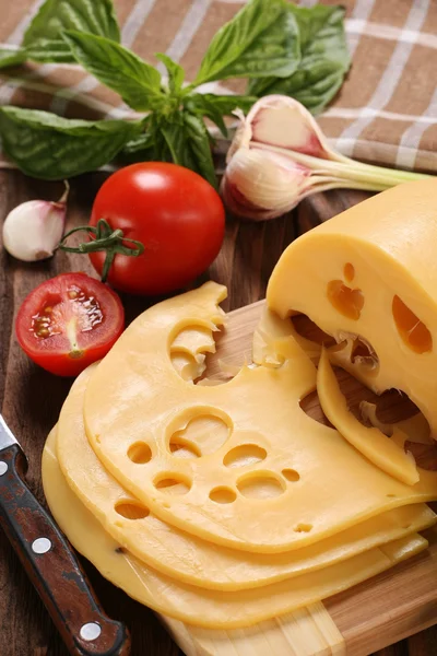 切菜板、 罗勒、 番茄奶酪 — 图库照片