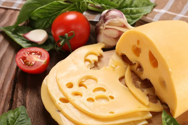 Bir kesme tahtası, fesleğen, domates peynir — Stok fotoğraf