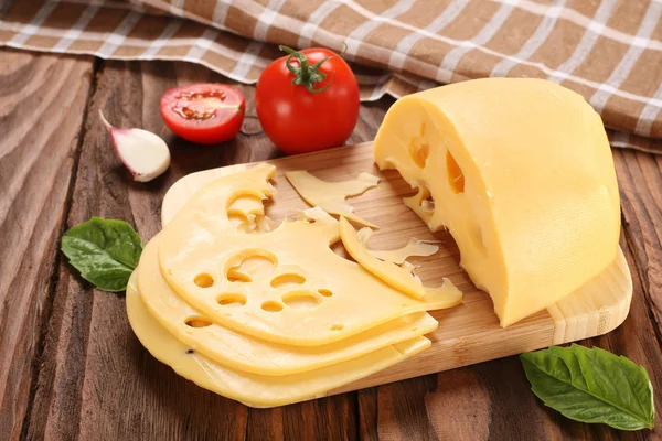 bir kesme tahtası, fesleğen, domates peynir 