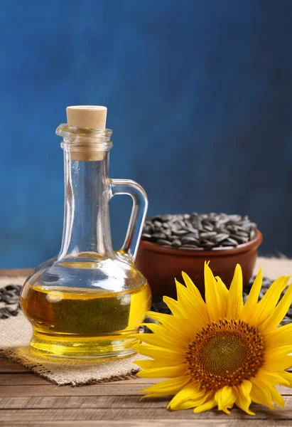 Sonnenblumenöl, Samen und Sonnenblumen — Stockfoto