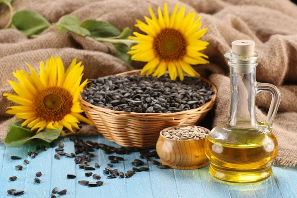 Aceite de girasol, semillas y girasol — Foto de Stock