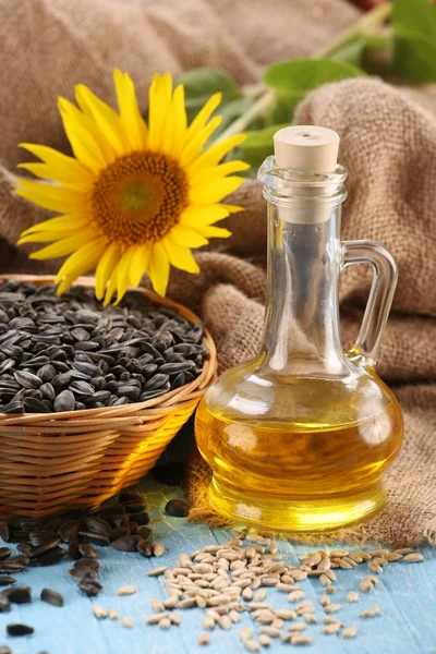 Sonnenblumenöl, Samen und Sonnenblumen — Stockfoto