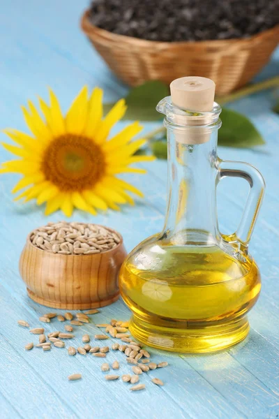 Aceite de girasol, semillas y girasol — Foto de Stock