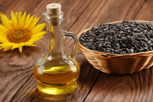 Aceite de girasol, semillas y girasol — Foto de Stock