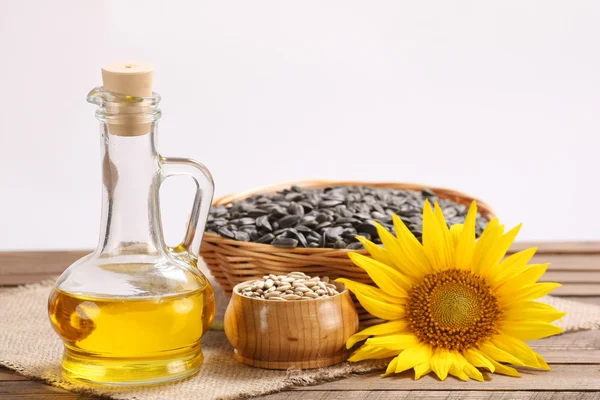 Olio di girasole, semi e girasole — Foto Stock