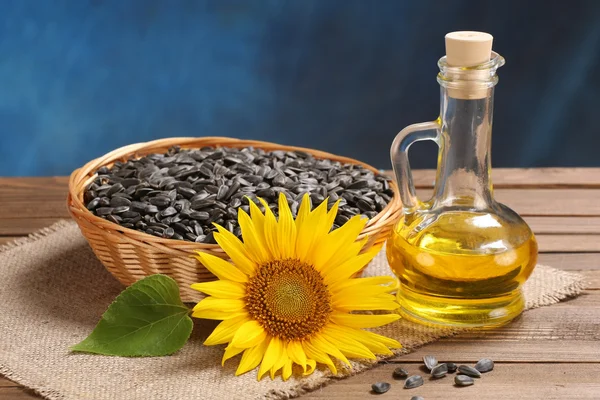 Olio di girasole, semi e girasole — Foto Stock