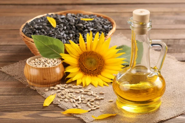 Olio di girasole, semi e girasole — Foto Stock