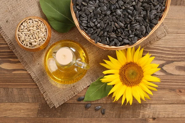 Sunflower oil, seed and sunflower — Stock Photo, Image