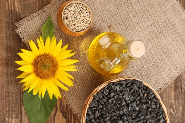 Sunflower oil, seed and sunflower — Stock Photo, Image