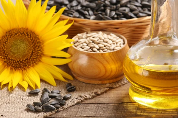 Aceite de girasol, semillas y girasol — Foto de Stock