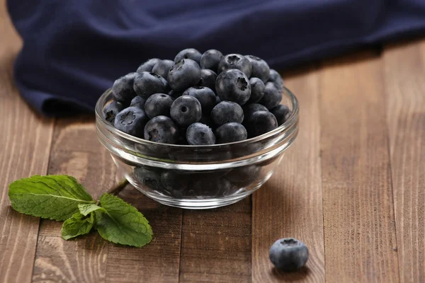 Fresh blueberries in a glass bowl — Stock Photo, Image