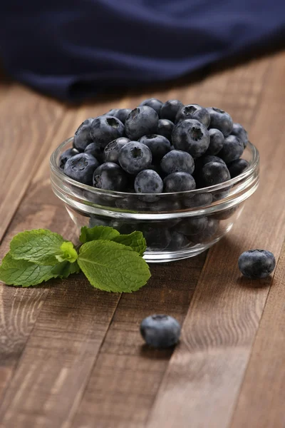 Fresh blueberries in a glass bowl — Stock Photo, Image