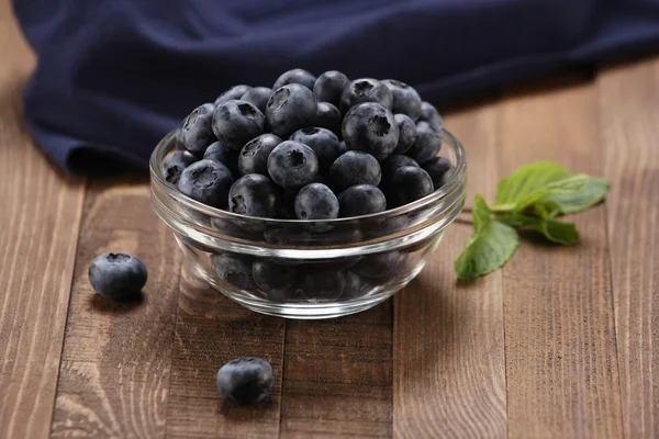 Fresh blueberries in a glass bowl — Stock Photo, Image